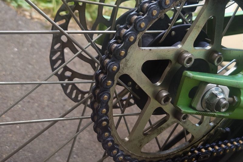 Surronのチェーンとブレーキを交換！RKの420MRU …（写真2）