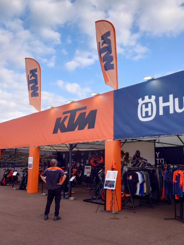 MotoGPでは、#KTM ブースの設営、施工、スタッフを行…（写真1）